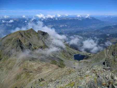 Du sommet, vue sur la combe du Lac de Crop, et, au fond, la Chartreuse et la cluse de Chambéry.