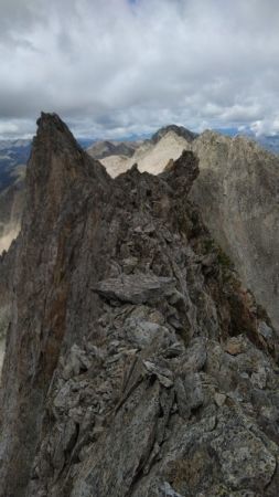 Depuis la Cime Marie-André (2825m), c’est étroit et typé haute-montagne