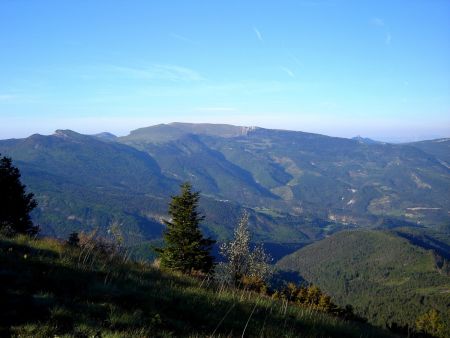 La montagne de l’Aup avec la Pyramide (1734m) et le Duffre (1757m).