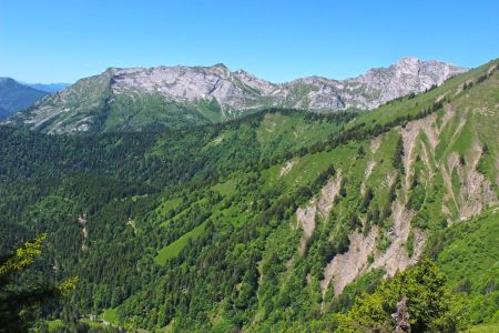 Vers l’ouest, le Mont de la Coche et la Pointe d’Arcalod