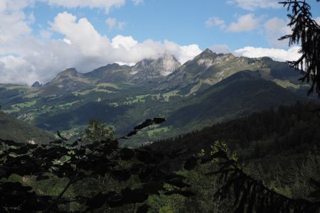 Descente sur Nantbellet. Vue sur la vallée du Bouchet et le Charvin.