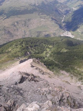 Un sommet très aérien... Tout en bas, Abriès.