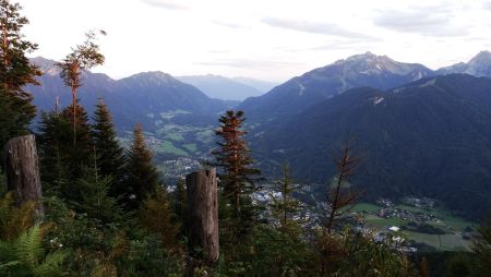 Traversée au-dessus de Faverges. Vue sur dent de Cons, Belle Étoile, vallée de Tamié et Sambuy.