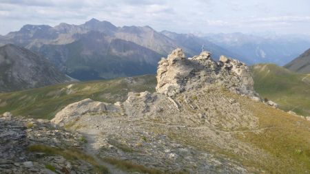 Dans le rétro et au loin, l’aiguille de Scolette