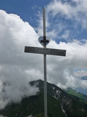 Au sommet 2217m, et le sommet de la Chaurionde qui se découvre