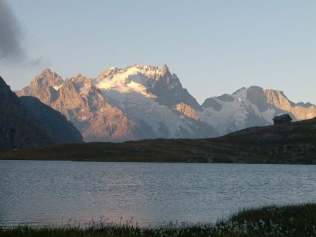 Le lac et le refuge du Goléon