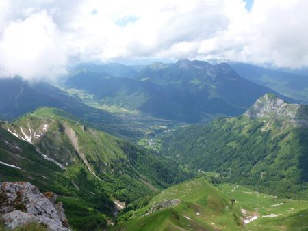 Dans l’alignement : dent de Pleuven 1771m, Colombier 2045m et Margériaz 1845m (coté pistes)