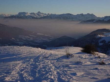 Au-delà des vallées embrumées, les chaînes du Bargy et des Aravis.