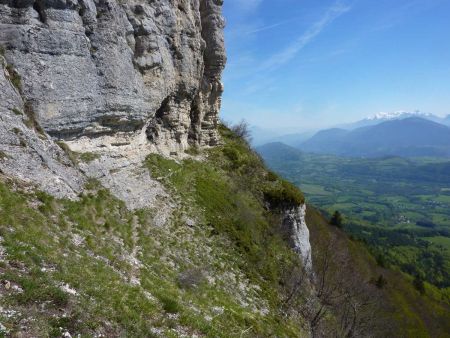 Nous voilà arrivés sur le bon étage de vire : une falaise en dessus, et une autre en dessous.