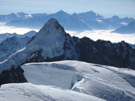 Le Mont Dolent (3823 m). Au fond le massif du Grand Paradis