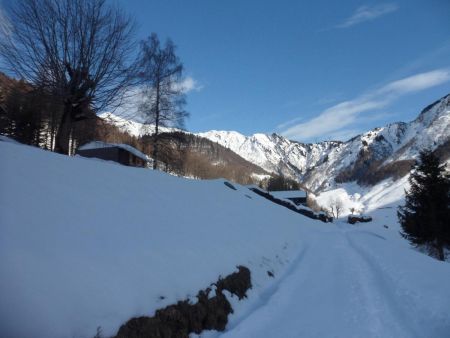 En face : le Col de Basmont et le Bec de l’Aigle