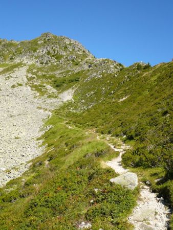 Le bon sentier qui monte au Pas d’Outray.