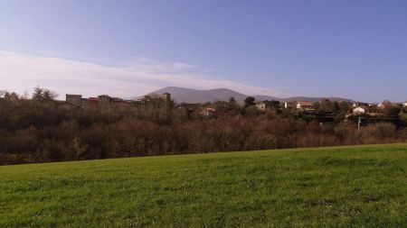 Le bourg et le mont Monnet.